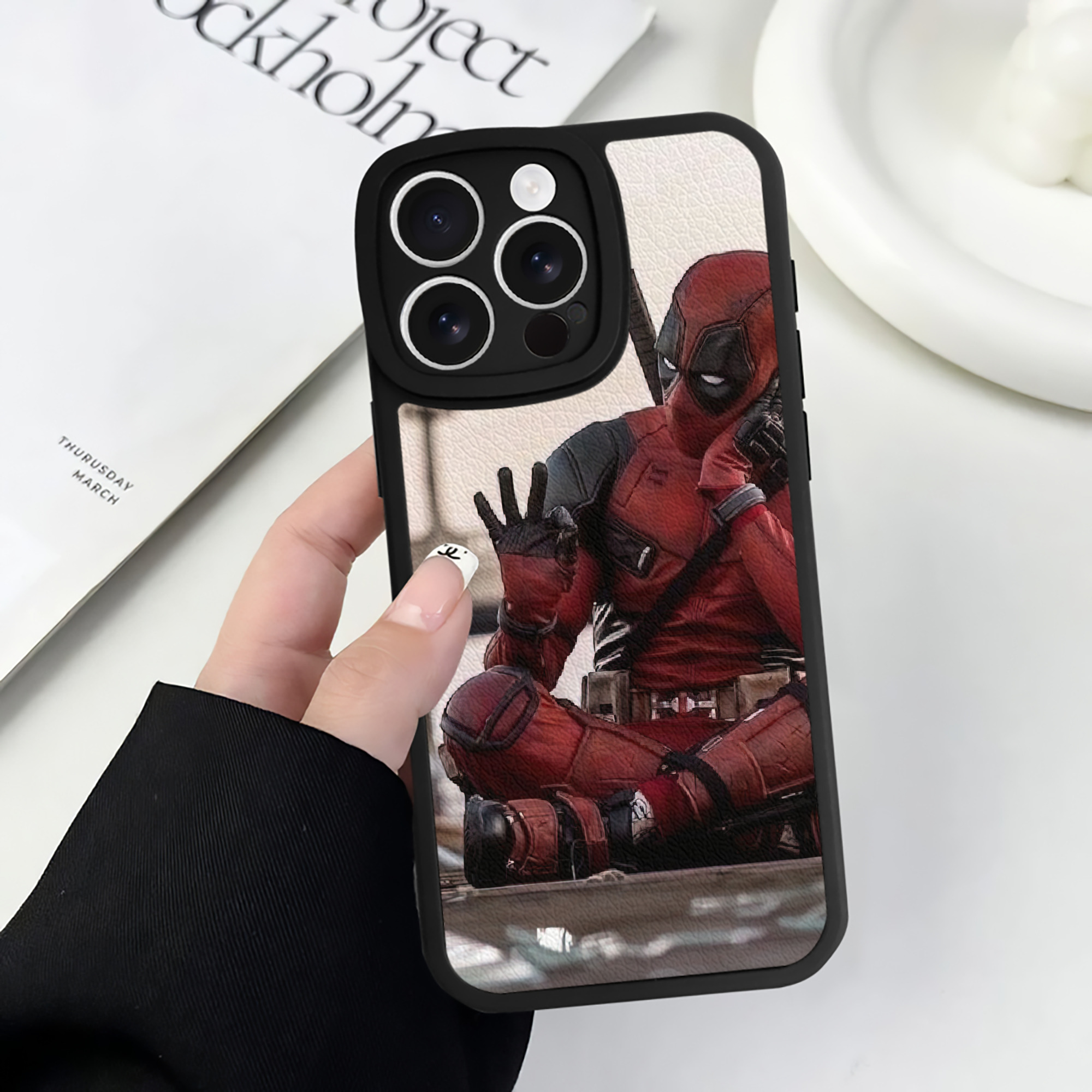 （画像用） Deadpool デッドプール 【iPhone 16シリーズ対応】シリコンスマホケース（レザー調） 材質：シリコン